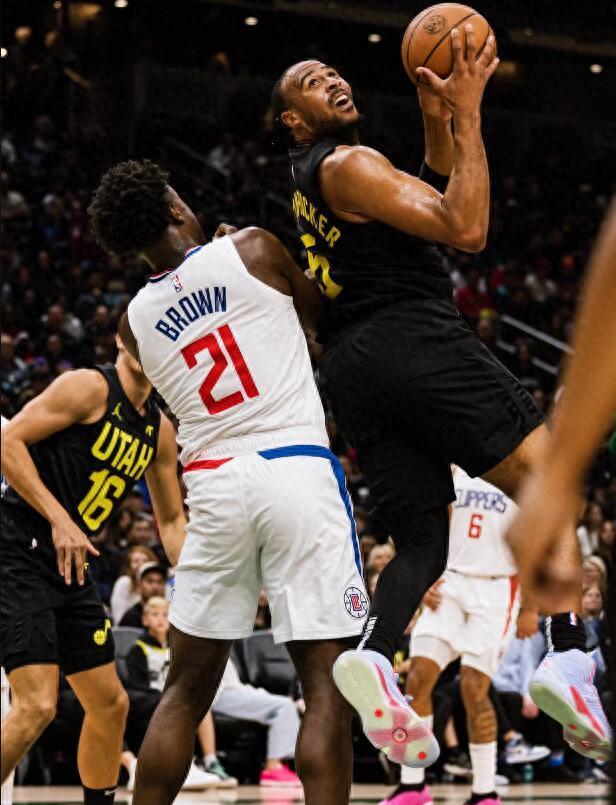 快船击败骑士，莱纳德单挑勇猛