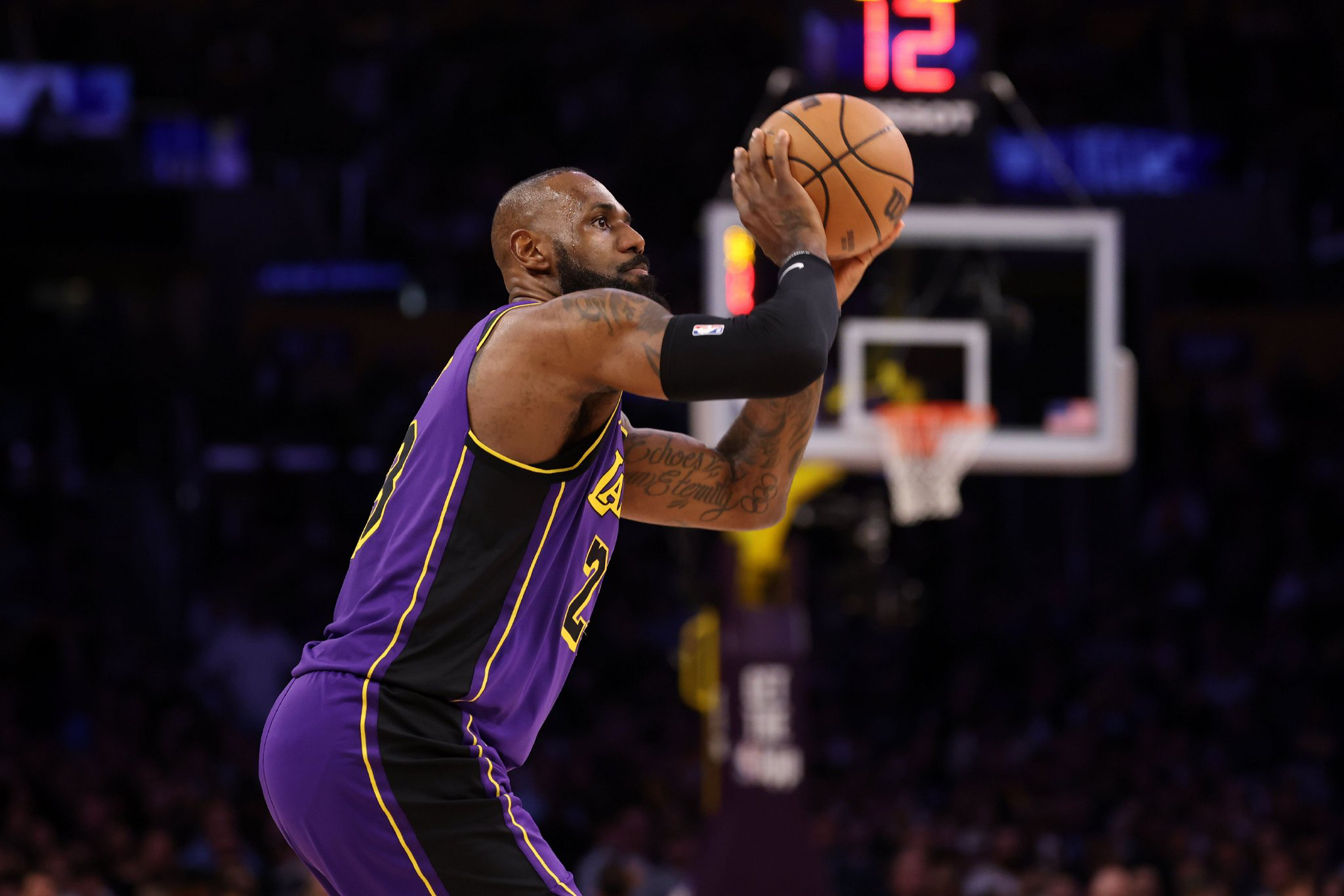 熊猫体育-詹姆斯单场砍下40分，力克活塞