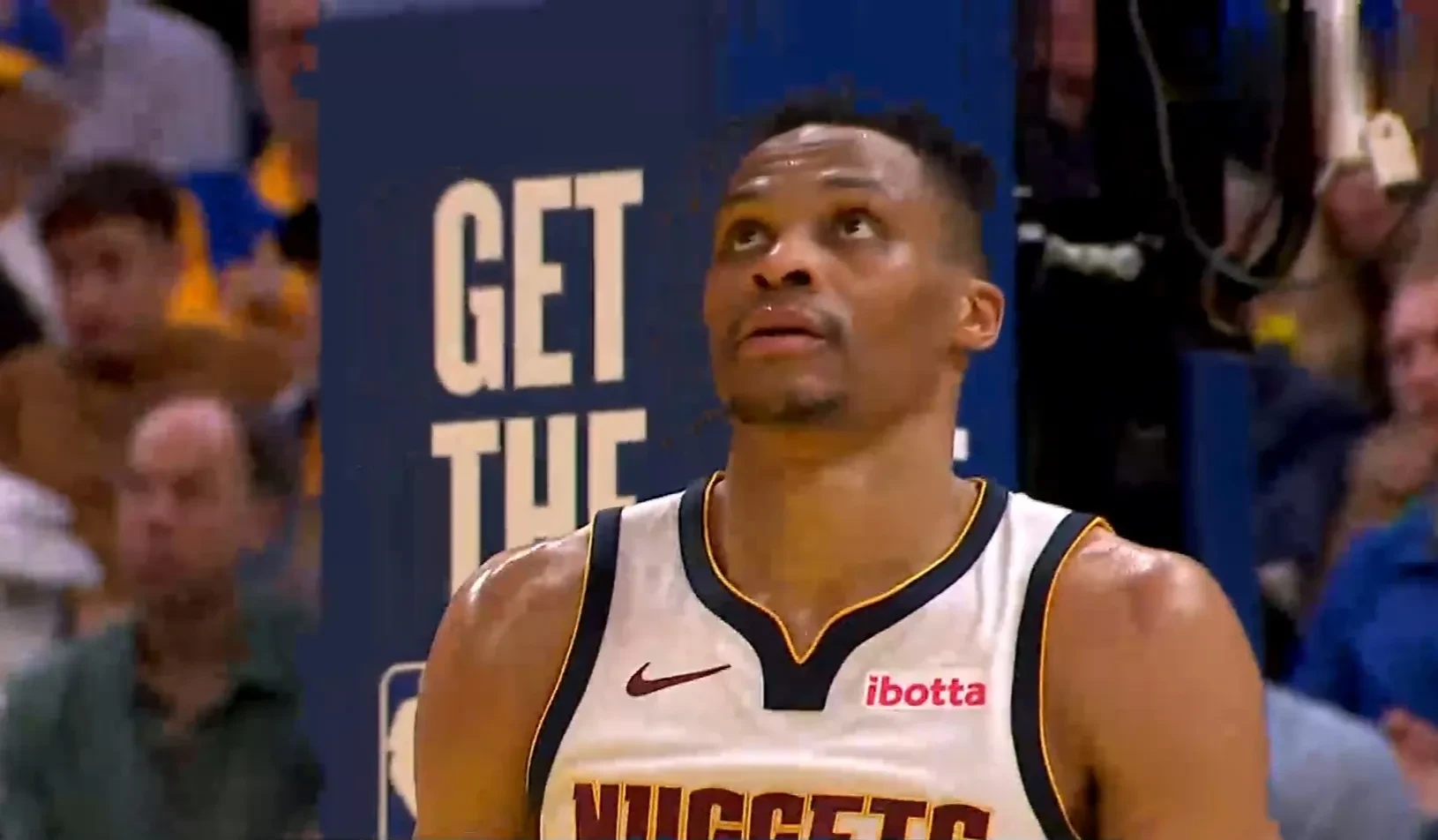 马刺遭遇雄鹿逆转，吞下本赛季首败