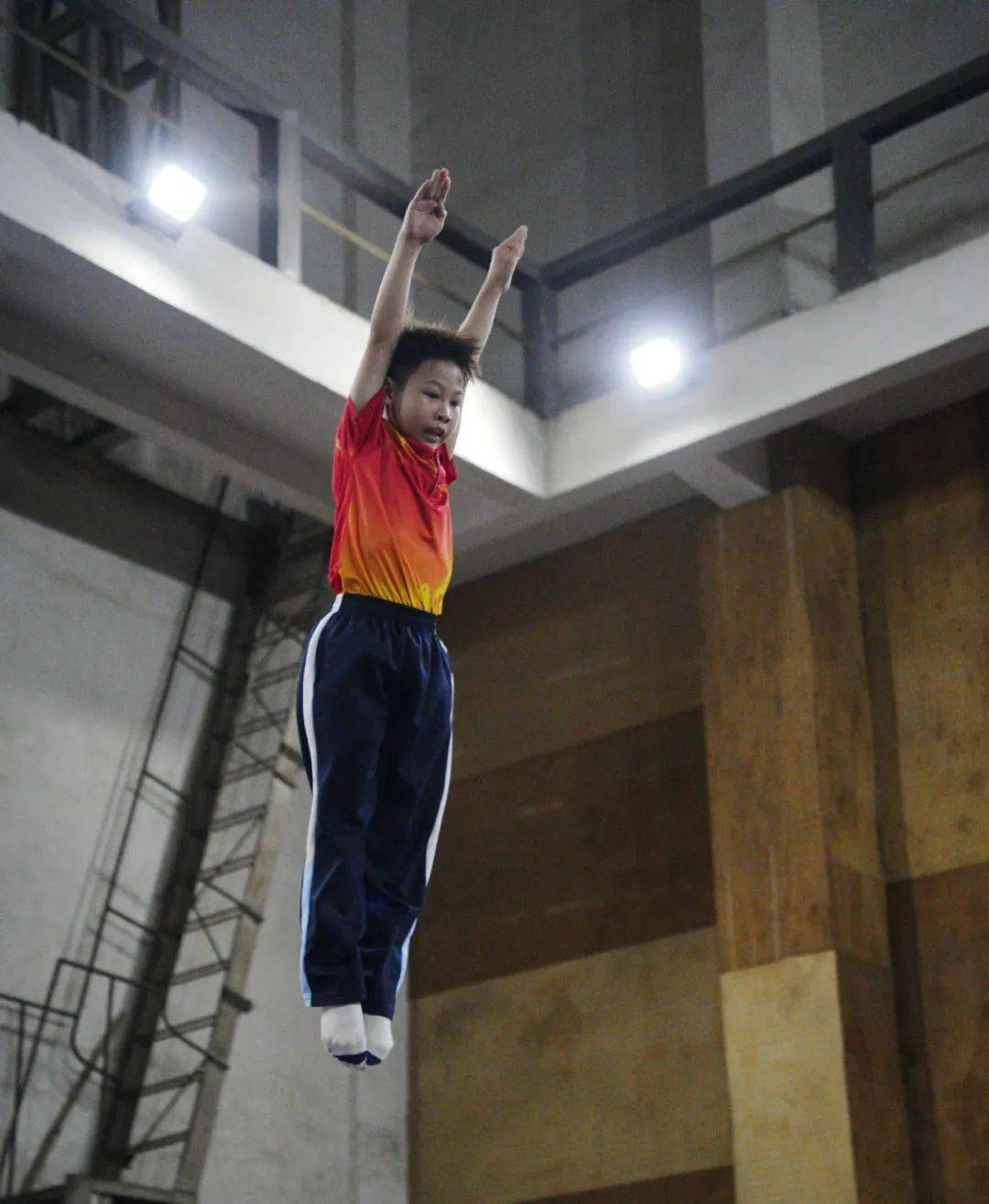 队伍实力逐渐提升，赛事斗志高昂