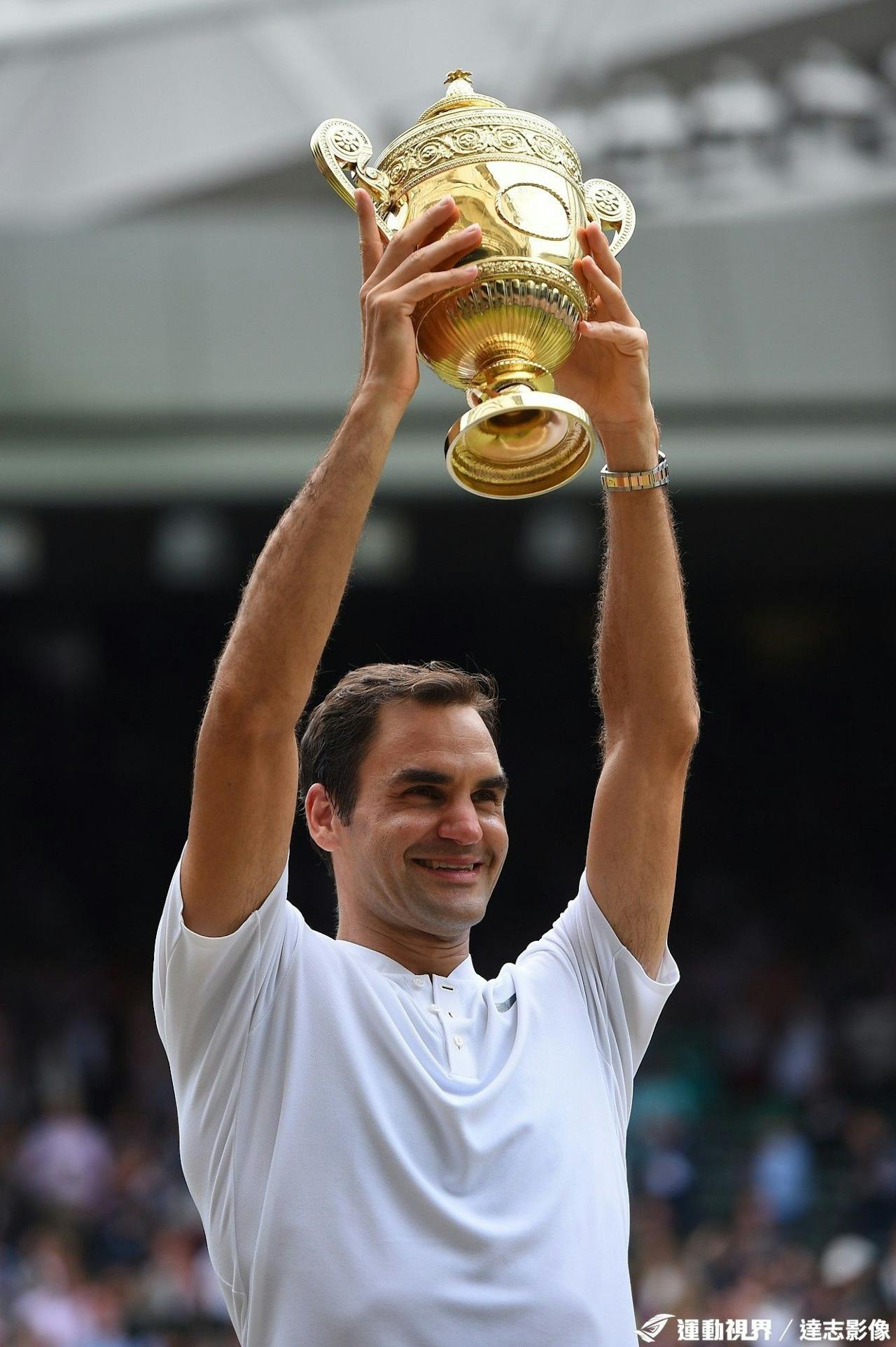 斯洛伐克篮球队高举封王，神勇夺冠