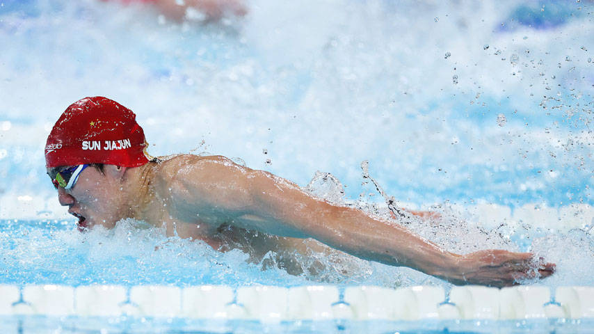 巴西游泳选手夺得男子蝶泳金牌