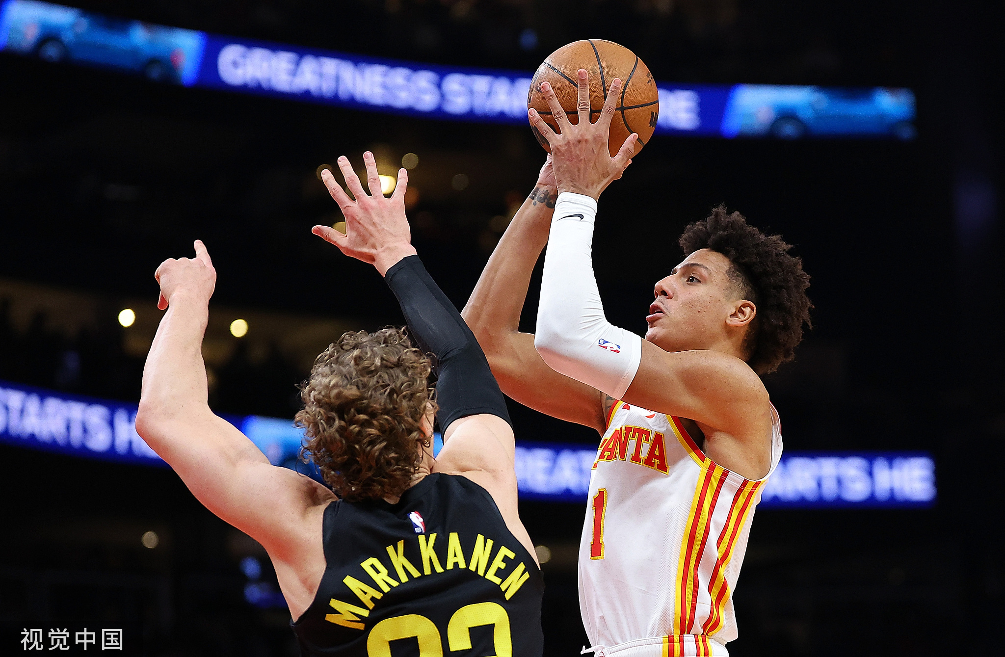 熊猫体育app-爵士击败老鹰，科沃尔22分